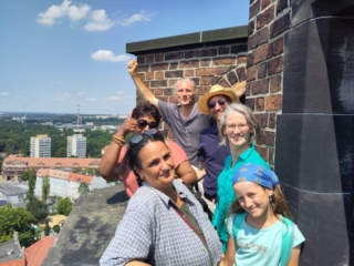 Les courageux qui ont grimpé en haut du clocher de la plus ancienne église de Gliwice